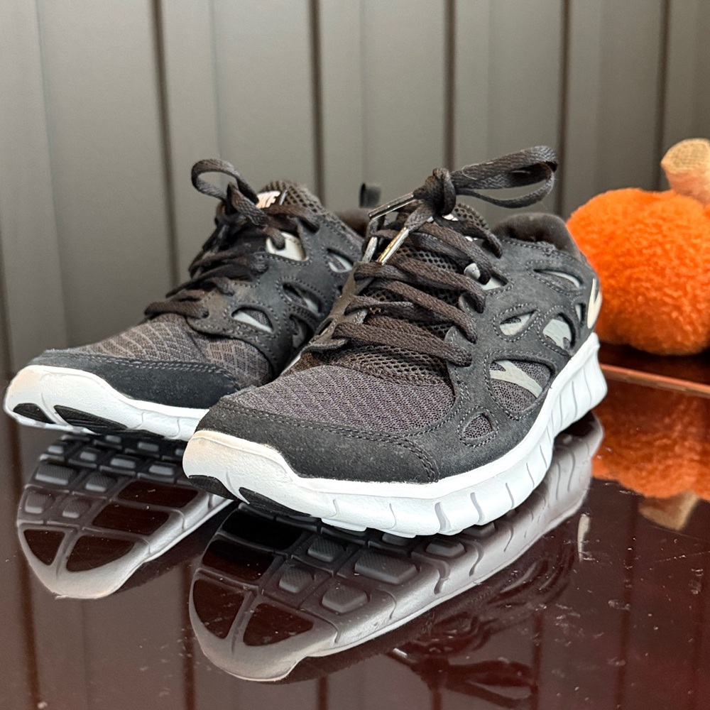 Nike Free Run 2 | Black White Sneakers | Size 6Y Women's -7.5 NWOT Running Shoes - Picture 6 of 17